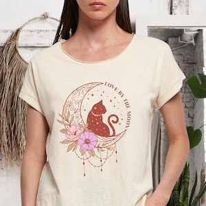 Frauen Sun Love By The Moon U-Ausschnitt T-Shirt, himmlisches Shirt, mystische Katze, Boho Tshirt, okkulte gute Energie Shirt, Spiritualität Tee