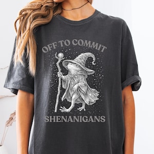 Koszulka Off to Commit Shenanigans, koszulka Wizard Frog Comfort Colors, prezent Ren Faire Fantasy