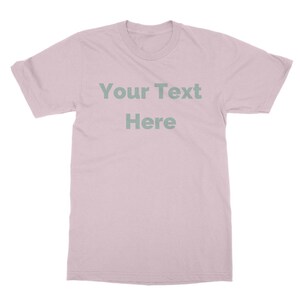 K&ouml;nnte beinhalten: Ein hellrosa T-Shirt mit dem Text "Your Text Here" in hellgr&uuml;n gedruckt.