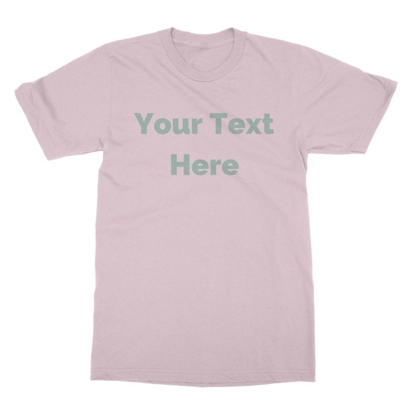 K&ouml;nnte beinhalten: Ein hellrosa T-Shirt mit dem Text "Your Text Here" in hellgr&uuml;n gedruckt.