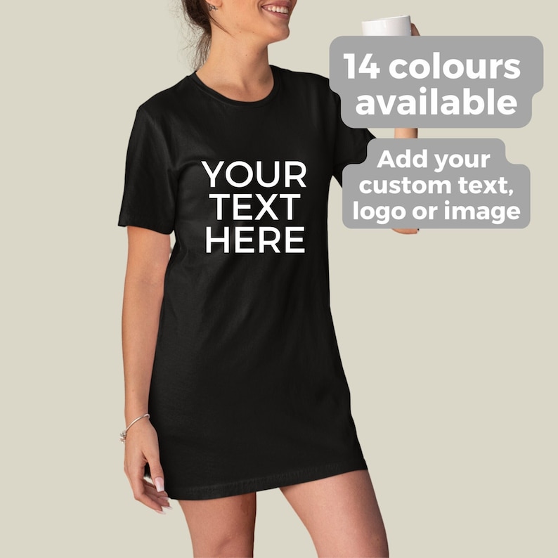 K&ouml;nnte beinhalten: Ein schwarzes T-Shirt-Kleid mit dem Text "YOUR TEXT HERE" auf der Vorderseite. 14 Farben sind verf&uuml;gbar. F&uuml;gen Sie Ihren eigenen Text, Ihr Logo oder Bild hinzu.