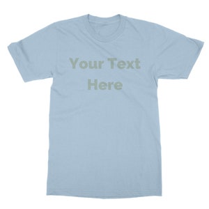 K&ouml;nnte beinhalten: Ein hellblaues T-Shirt mit dem Text "Your Text Here" in hellgr&uuml;ner Farbe.