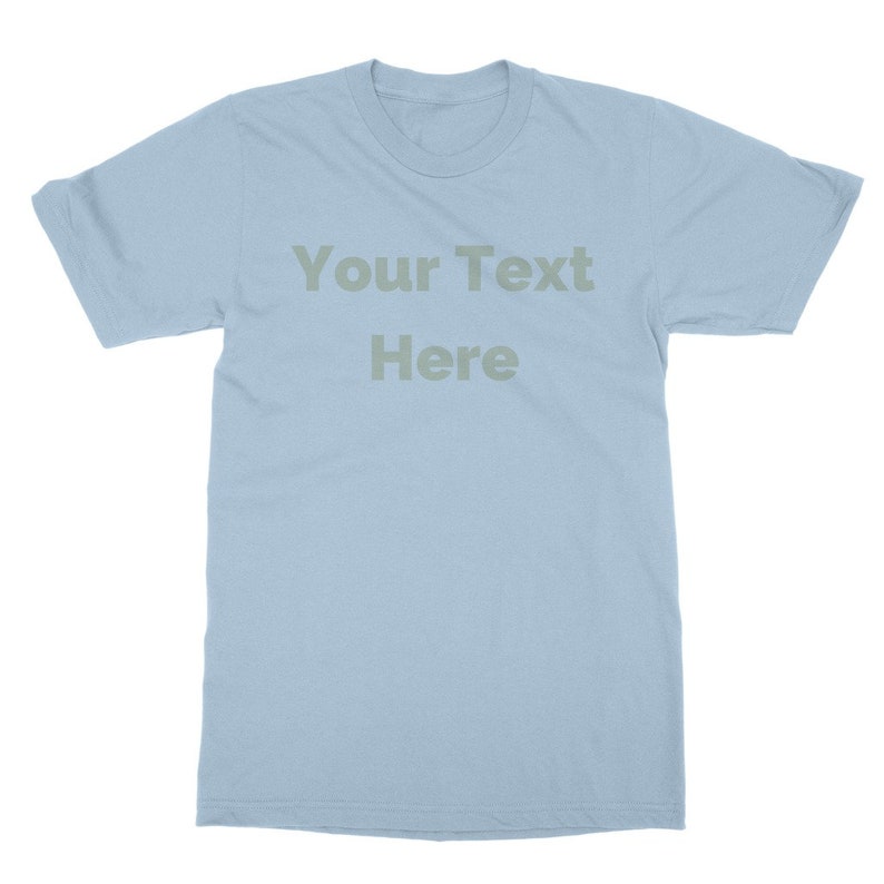 K&ouml;nnte beinhalten: Ein hellblaues T-Shirt mit dem Text "Your Text Here" in hellgr&uuml;ner Farbe.