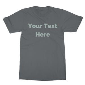 K&ouml;nnte beinhalten: Ein dunkelgraues T-Shirt mit dem Text "Your Text Here" in hellgrau gedruckt.