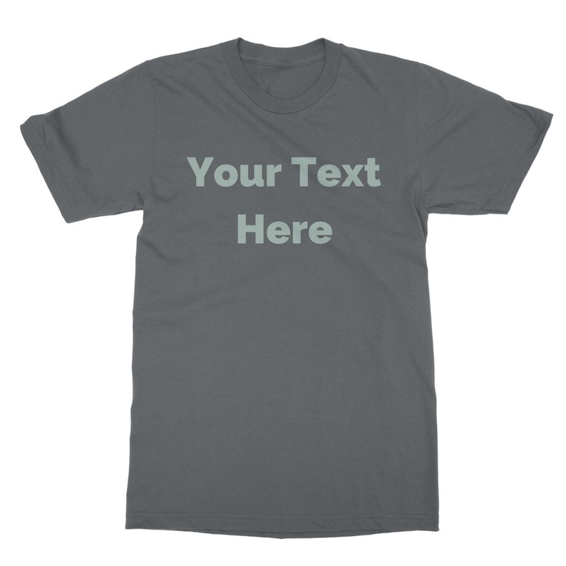 K&ouml;nnte beinhalten: Ein dunkelgraues T-Shirt mit dem Text "Your Text Here" in hellgrau gedruckt.