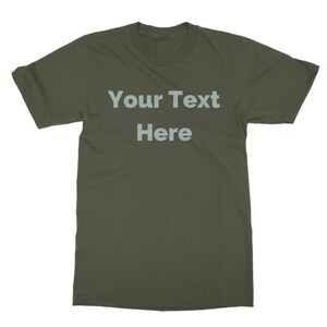 K&ouml;nnte beinhalten: Ein schlichtes olivgr&uuml;nes T-Shirt mit dem Text "Your Text Here" in hellgr&uuml;n gedruckt.