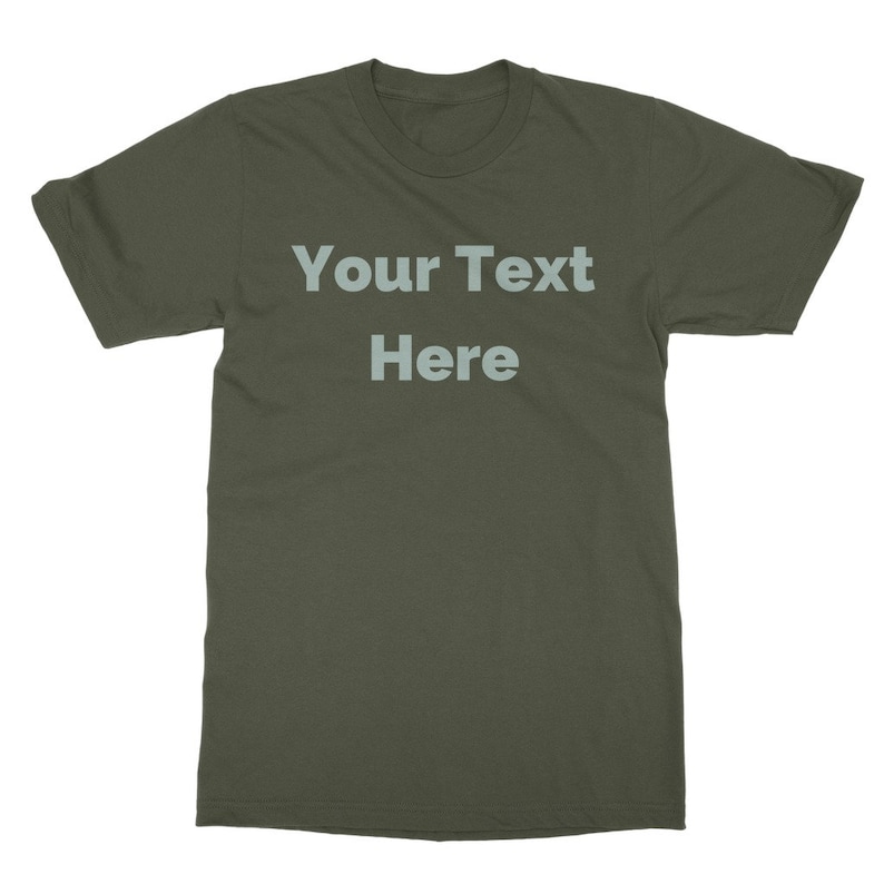 K&ouml;nnte beinhalten: Ein schlichtes olivgr&uuml;nes T-Shirt mit dem Text "Your Text Here" in hellgr&uuml;n gedruckt.