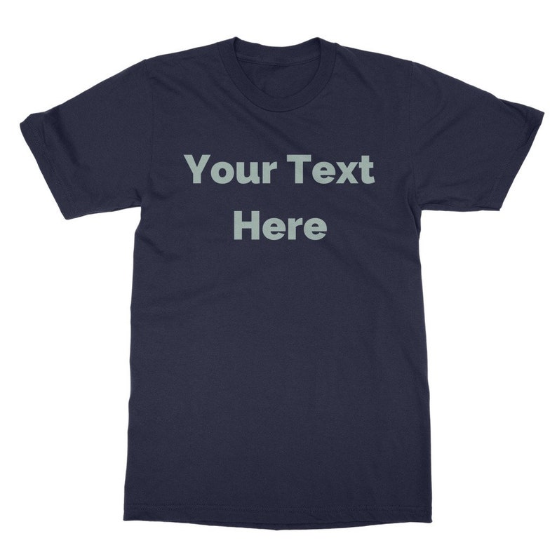 K&ouml;nnte beinhalten: Ein marineblaues T-Shirt mit dem Text "Your Text Here" in hellgrau gedruckt.