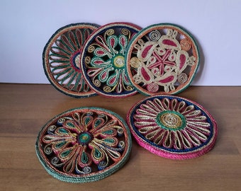 Vintage Années 70 80 Dessous de plat rond en raphia tressé multicolore