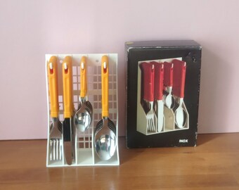 Supporto Vintage anni '80 con set di posate da 24 manici in acciaio inox giallo scuro e plastica York