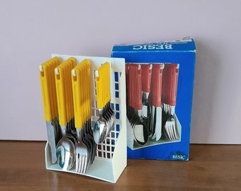 Supporto vintage anni '80 con set posate da 24 posate in acciaio inox manici in plastica gialla BESIC NEW