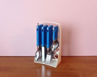 Supporto Vintage anni '80 con set di 24 posate in acciaio inox con manici in plastica blu