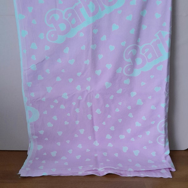 Vintage des années 80 BARBIE drap plat rose imprimé coeur blancs et logos 180 x 280 cm