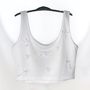Weißes Crop Tank Top mit blauen Schleifen verziert