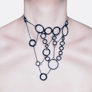 Schwarze Bib Halskette mit verbundenen Gummi O-Ringen