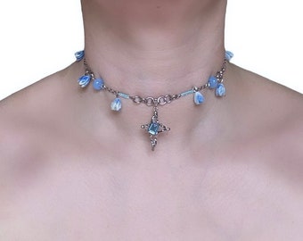 Ras de cou chaîne en argent avec perles de verre bleues, perles de rocaille, boutons de fleurs et pendentif à quatre branches en verre | Inspiré du grunge