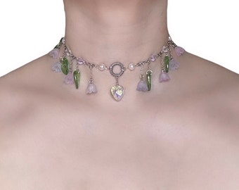 Ras de cou chaîne en argent avec perles en verre lilas, perles en verre transparent, perles fleurs et feuilles et coeur en verre | Inspiré du grunge