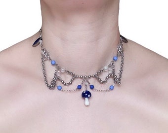 Ras de cou chaîne en argent de taille moyenne avec perles bleues à facettes, perles de verre et champignon bleu au chalumeau | Inspiré des fées et du grunge