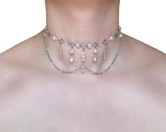 Ras du cou drapé en chaîne avec perles artificielles, perles de verre mat, fleurs argentées et larme transparente | Inspiré du grunge