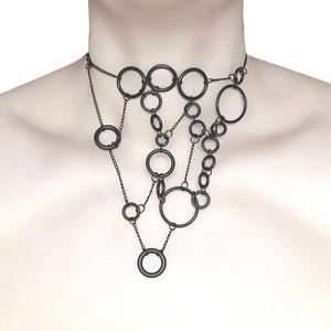 Collier plastron en chaîne noire avec joints toriques en caoutchouc reliés