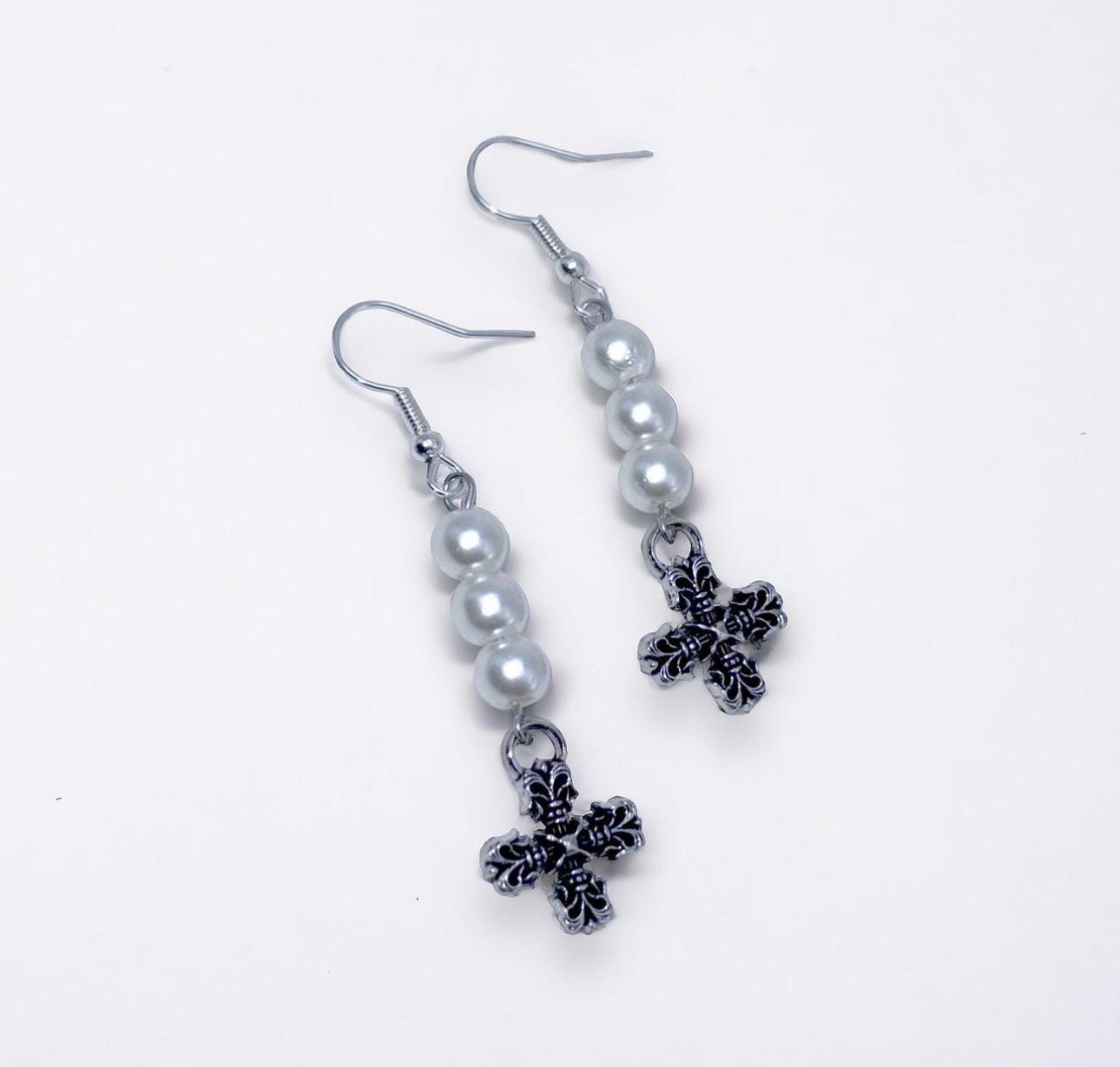 FAADBUK Orecchini A Croce Della Fede In Acciaio Inossidabile - 3x1,5 Cm - Gioiello Religioso Per Donne E Ragazze - Con Sacchetto Di Velluto - 2