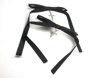 à cheveux noirs avec noeuds et croix argentées pendantes | Inspiré du gothique victorien