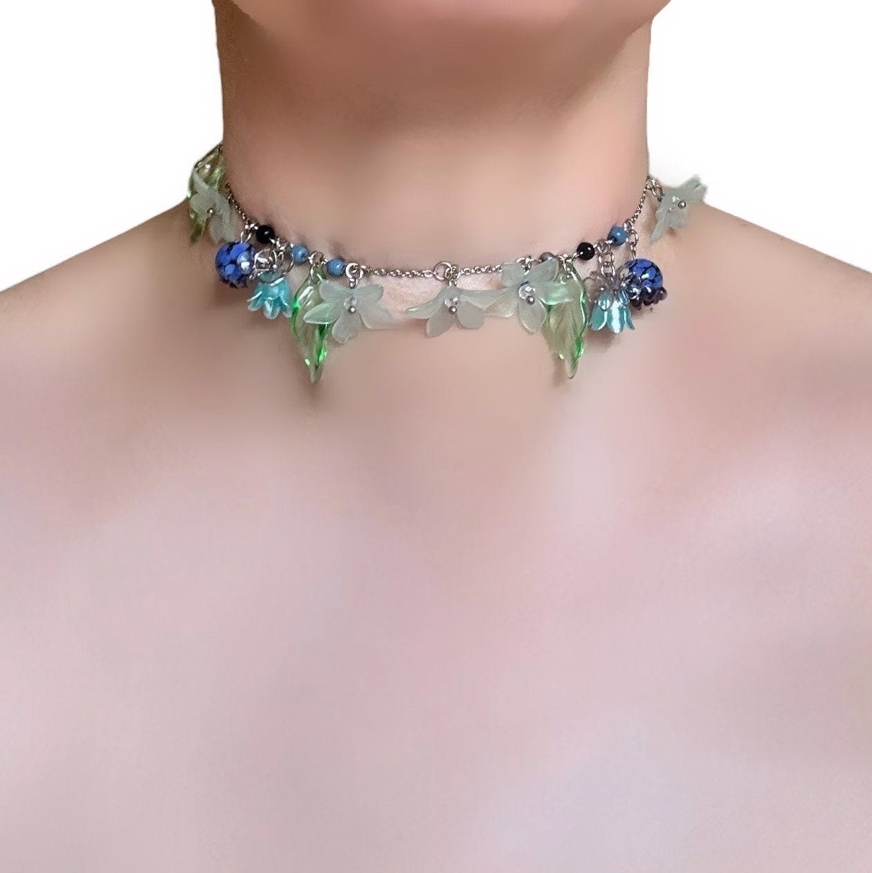 Collier ras de cou dentelle et coeur swarovski gris : collier-et