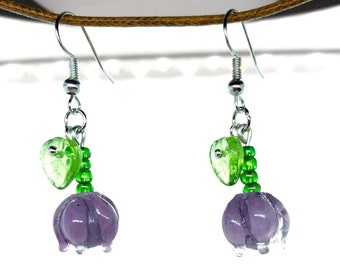 Boucles d'oreilles fleurs et feuilles en verre violet | Inspiré des contes de fées