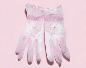 Pinke Handschuhe mit Rüschen, Strasssteinen, Kunstperlen, Acrylherzen und Blumen | Kokette inspiriert