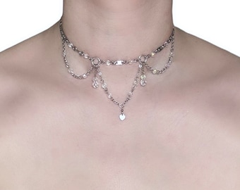 Ras du cou drapé en chaîne avec perles en verre à facettes et breloque coeur | Inspiré du grunge