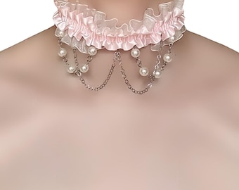 Ras de cou rose en dentelle d'organza avec chaîne en argent drapée et perles artificielles