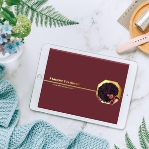 Peut inclure: Une tablette blanche avec un écran bordeaux affichant un logo doré qui dit "Planner Productive" avec un contour doré d'une femme aux cheveux bouclés. La femme sourit et regarde vers la droite.