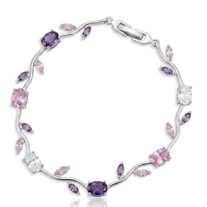 Può includere: Un bracciale in argento con un design floreale con pietre preziose ovali e a forma di marquise. Il bracciale ha pietre viola, rosa e chiare, con una chiusura sicura. Le pietre sono incastonate lungo una struttura sinuosa a forma di vite.