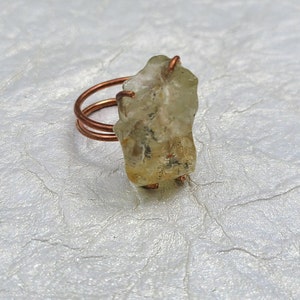 Green Raw Kunzite Gemstone Copper  Adjustable ring for women-Healing Copper ring-Healing Gemstone-Birthstone Ring