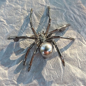 Faux Pearls Spider Broch-Spider Broch-Spider Pin-Halloween Spider-Brooch for Her-Unisex Broch-Birthday gift