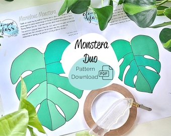 Op de afbeelding: Een patroondownload voor een Monstera Duo-ontwerp, met twee gestileerde groene Monstera-bladeren. De afbeelding bevat een PDF-pictogram, een glassnijder en koperfolietape, wat wijst op een glas-in-loodproject.