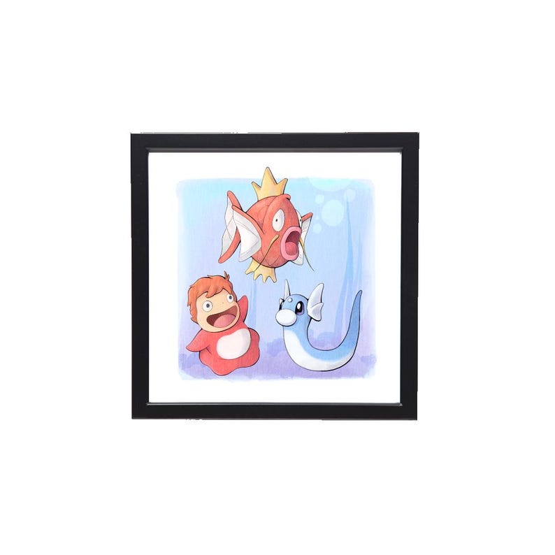 Puede incluir: Una impresi&oacute;n art&iacute;stica enmarcada con tres personajes de dibujos animados: un pez rojo con una corona, una peque&ntilde;a figura roja y una criatura serpentina azul. La obra de arte est&aacute; enmarcada en un cuadrado negro.