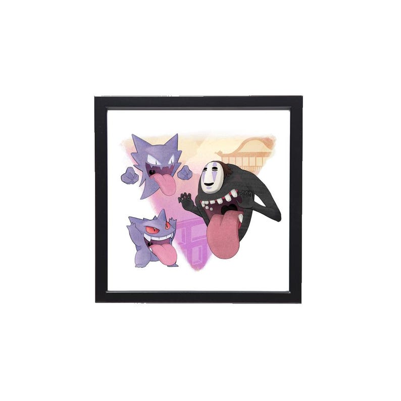 Puede incluir: Obra de arte enmarcada con personajes de dibujos animados. Se representan dos figuras moradas con forma de fantasma y una figura negra con una m&aacute;scara blanca y una lengua larga. La obra de arte est&aacute; enmarcada en un marco negro.