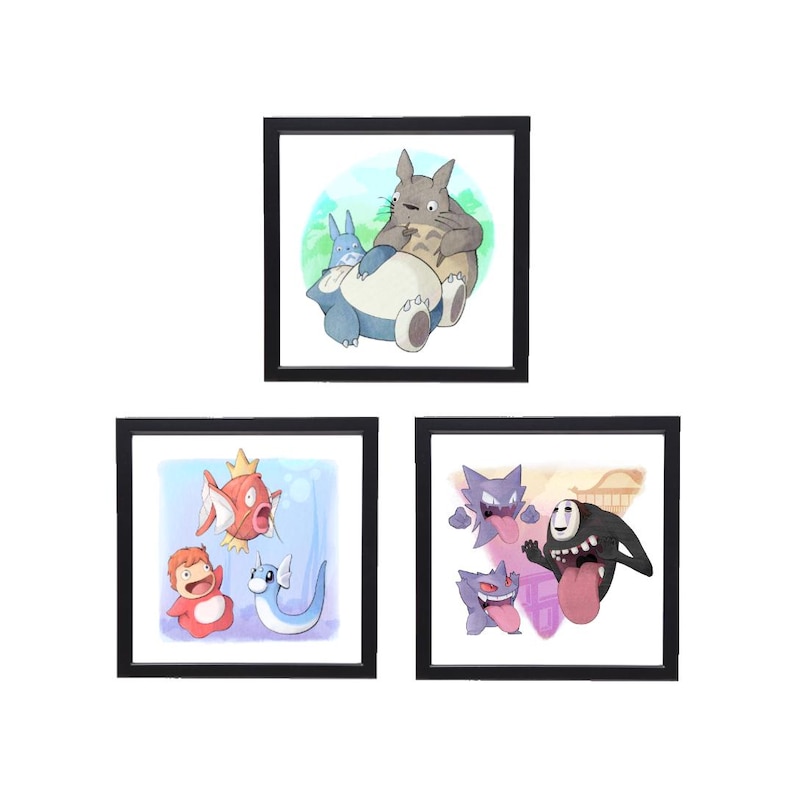 Puede incluir: Tres impresiones art&iacute;sticas enmarcadas con personajes de dibujos animados. La impresi&oacute;n superior muestra un personaje Totoro gris con un conejo azul y un personaje azul durmiente. La impresi&oacute;n inferior izquierda tiene un pez rojo, un peque&ntilde;o personaje rojo y un drag&oacute;n azul. La impresi&oacute;n inferior derecha tiene fantasmas morados y un personaje negro.