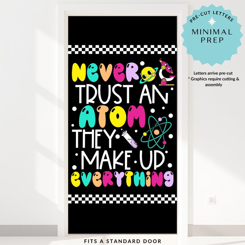 K&ouml;nnte beinhalten: Schwarze T&uuml;rverkleidung mit dem Text "Never Trust An Atom They Make Up Everything" in bunten Buchstaben. Das Design umfasst wissenschaftliche Grafiken und einen karierten Rand. Der Text "Fits a Standard Door" steht unten.