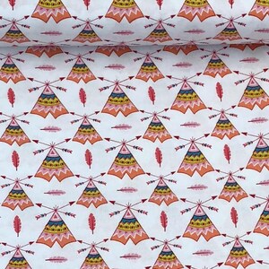 Puede incluir: Tela blanca con un patrón repetido de diseños de tipis naranjas, rosas y amarillos, flechas cruzadas y plumas rojas. Los tipis tienen un diseño geométrico y están dispuestos en forma de cuadrícula.