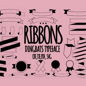 Peut inclure: Un ensemble de dingbats de ruban noir et blanc dans différents styles. Le texte "RIBBONS" est écrit en gras, avec une police d'écriture manuscrite. Le texte "DINGBATS TYPEFACE" est écrit en plus petit en dessous du mot "RIBBONS". Le texte "OTF, TTF, PDF, SVG" est écrit en plus petit en dessous du texte "DINGBATS TYPEFACE".