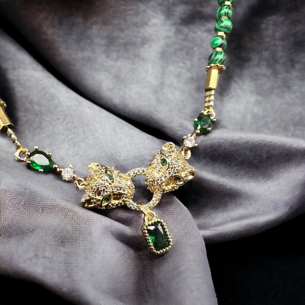 Éclat Nocturne - Collier Léopard Plaqué Or 18k avec pierres de malachite et zircons cubiques