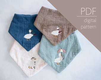 Puede incluir: Cuatro baberos de tela diferentes con diseños de patos bordados. Los baberos son de color azul, marrón, blanco y azul claro. Los diseños incluyen un pato con una flor, un pato con gafas, un pato con un paraguas y un pato con un sombrero.