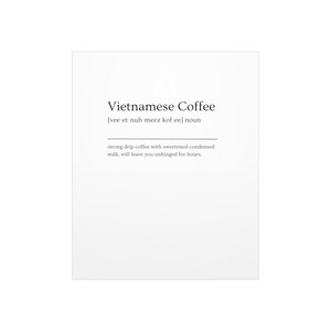 Peut inclure: Une carte de définition en noir et blanc pour le café vietnamien. La carte définit le café vietnamien comme un café filtre fort avec du lait concentré sucré qui vous laissera déboussolé pendant des heures.