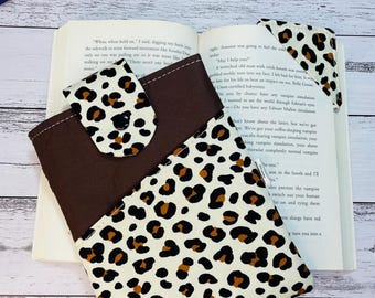 Handmade padded book sleeve to protect your paperback, hardcover or e-reader, for readers who take their books everywhere. Leopard print