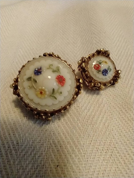 Glass and metal brooches set of 2