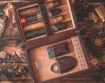 Peut inclure: Un étui à cigares en cuir marron contenant cinq cigares de différentes teintes, un coupe-cigare en métal et un briquet. L'intérieur est doublé de bois clair, avec des emplacements dédiés pour les cigares et accessoires, et un extérieur en cuir texturé marron foncé.