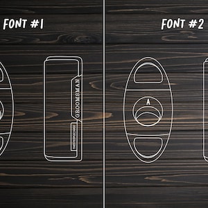 Peut inclure: Deux illustrations au trait blanc de coupe-cigares &eacute;tiquet&eacute;es FONT #1 et FONT #2. Chaque coupe-cigare pr&eacute;sente une ouverture circulaire avec la lettre A et un panneau lat&eacute;ral rectangulaire grav&eacute; du texte GROOMSMAN et THESTEEPLECHASE.