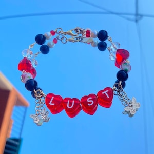 Pulsera de cuentas "LUST" Y2K de talla grande, 20 cm, con letras de corazón rojo, cuentas de vidrio y dijes de mariposa con cierre de mosquetón.
